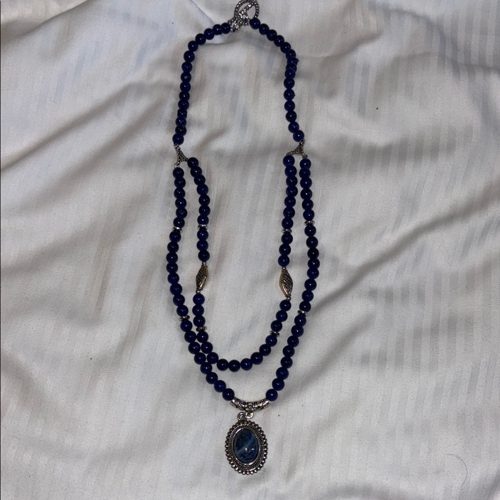 Elegant Blue Beaded Necklace with Silver Accents Blue pendant in Silver Tone
